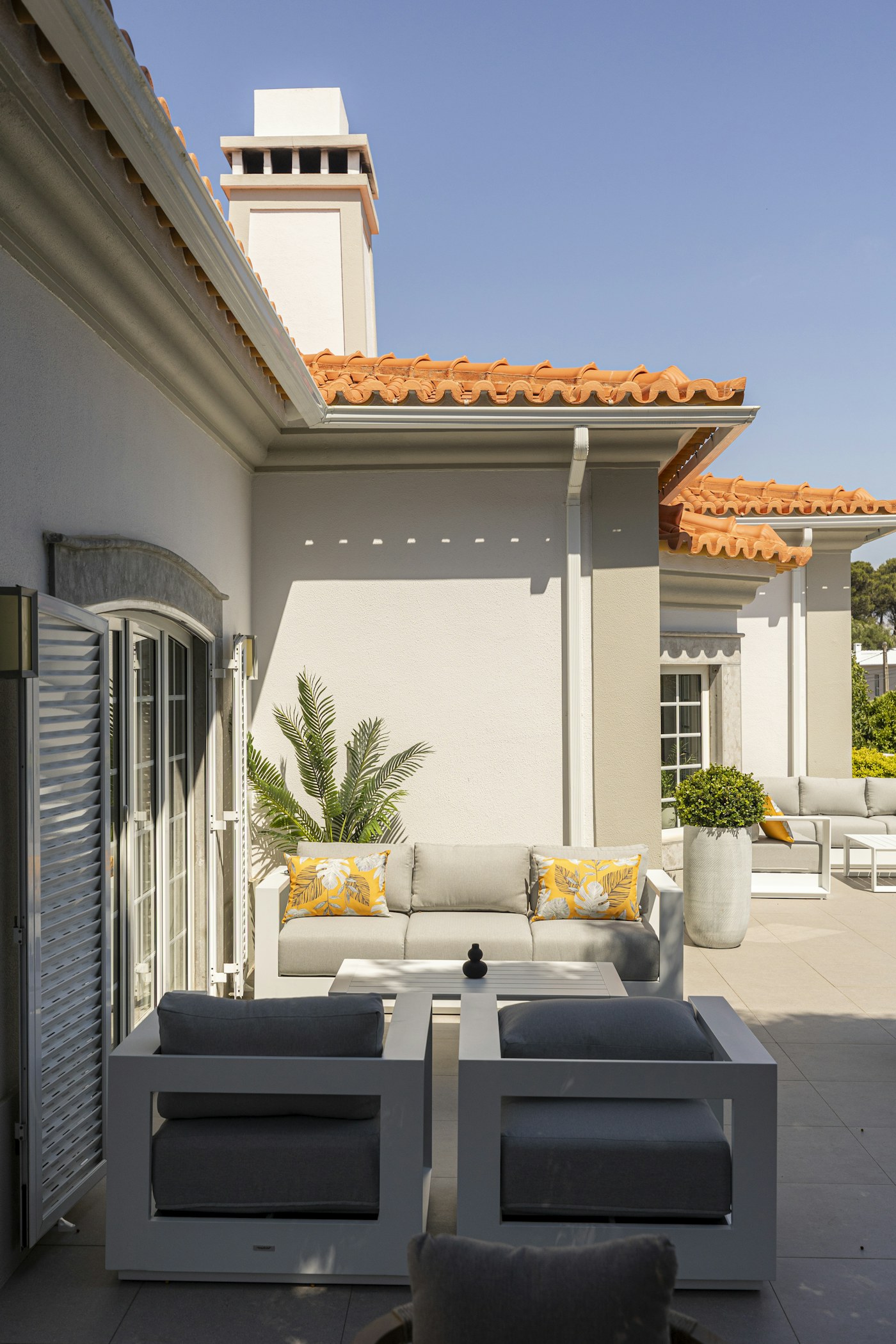 Muebles de patio en una terraza soleada