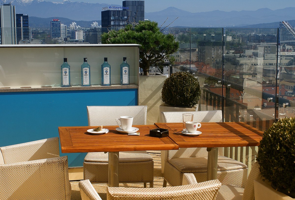 Terraza pavimentada con mesa y vistas a la ciudad