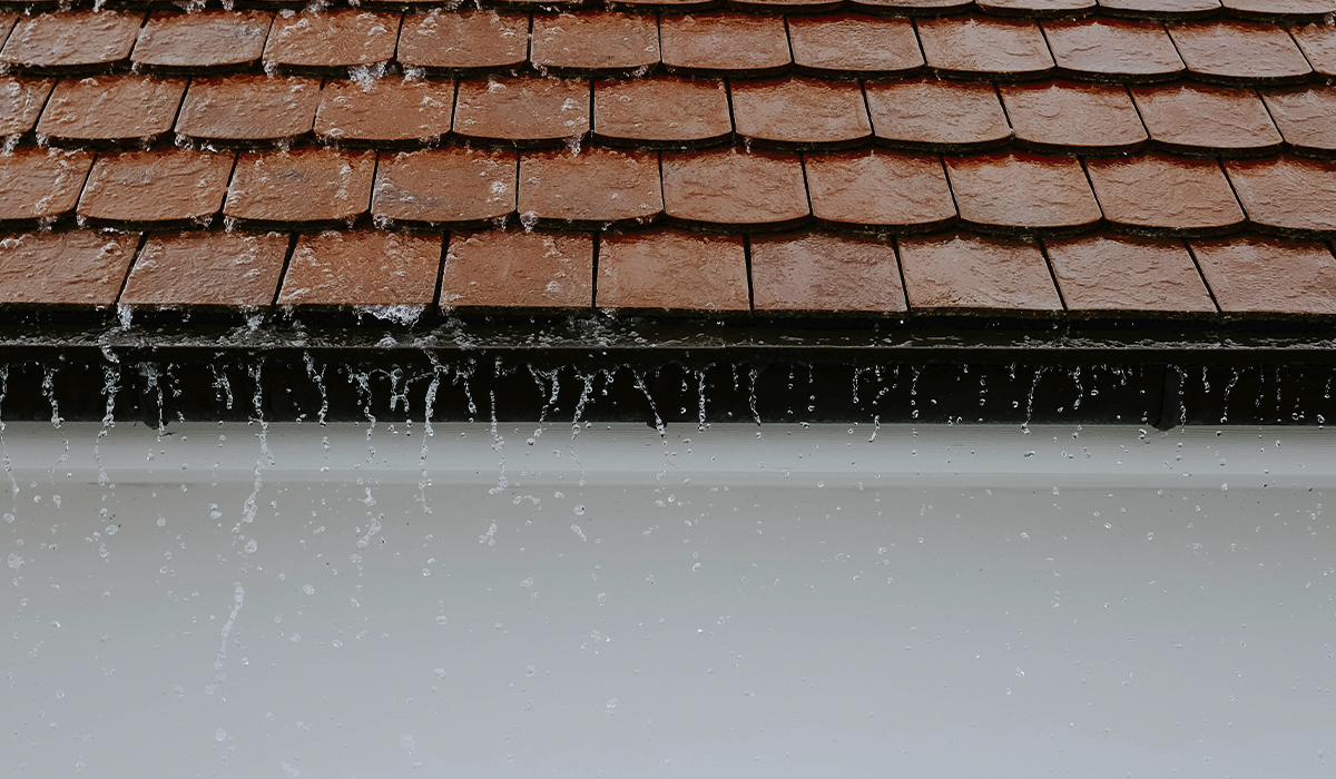 Agua de lluvia sobre una cubierta de tejas