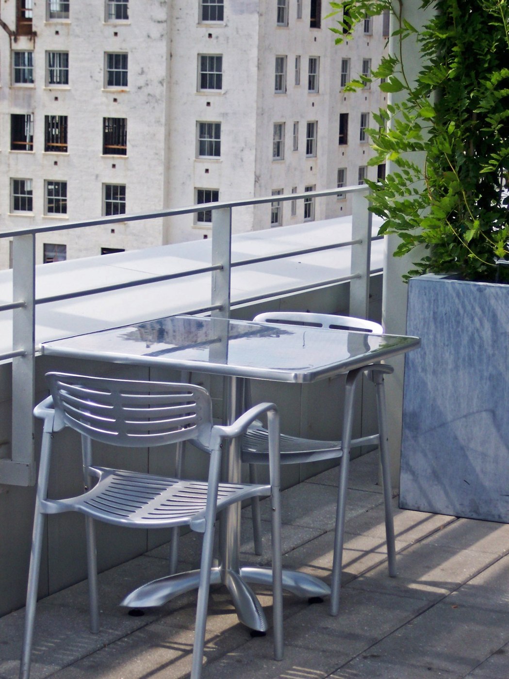 Mobiliario sobre pavimento de una terraza urbana