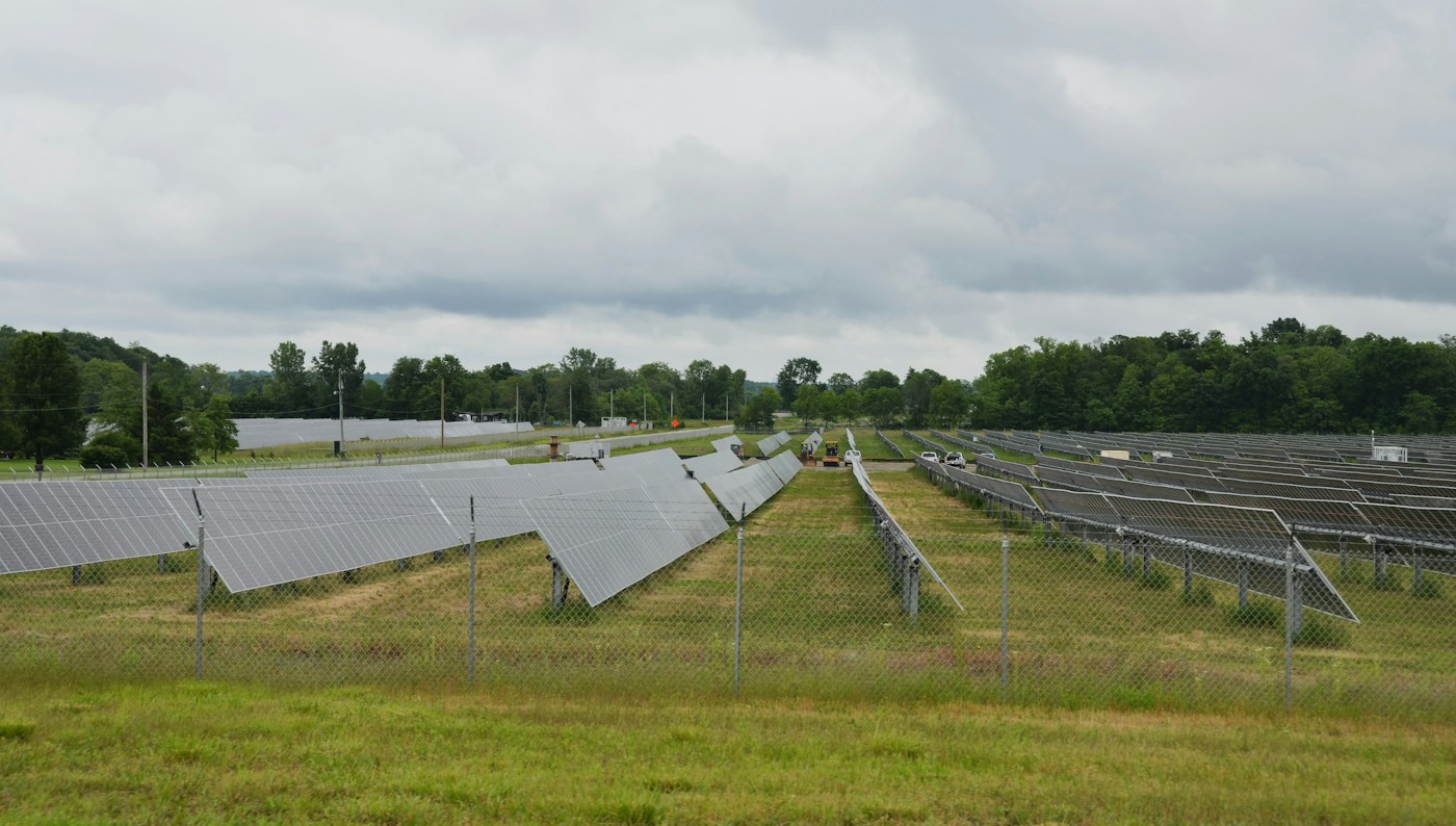 Los paneles solares generan energía renovable en un campo