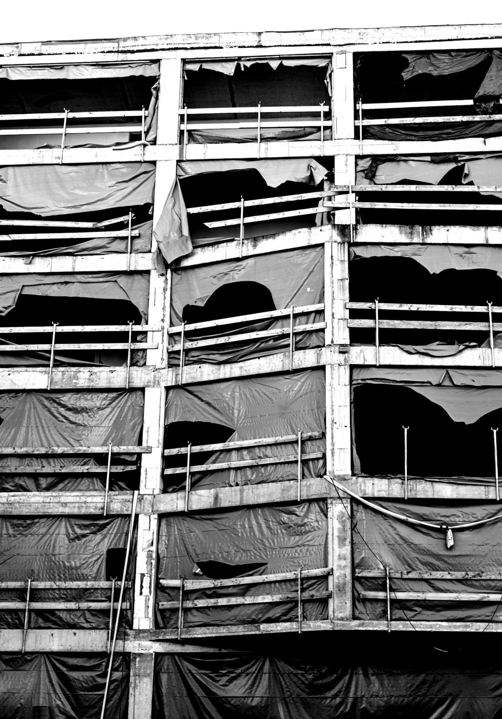 Andamios y lonas de protección en un edificio en rehabilitación
