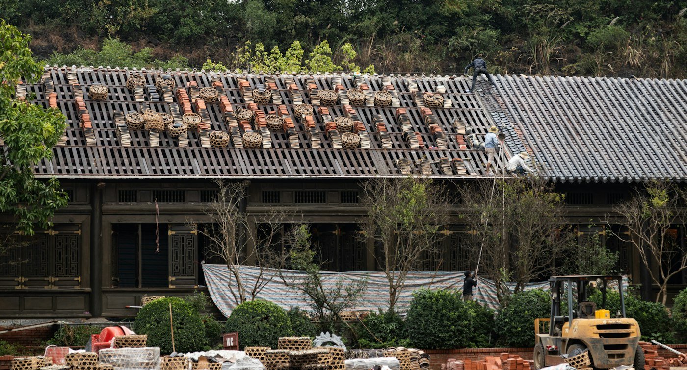 Edificio con una parte del tejado en reparación