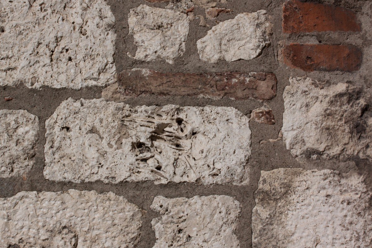 Pared de ladrillo con restos claros de mortero