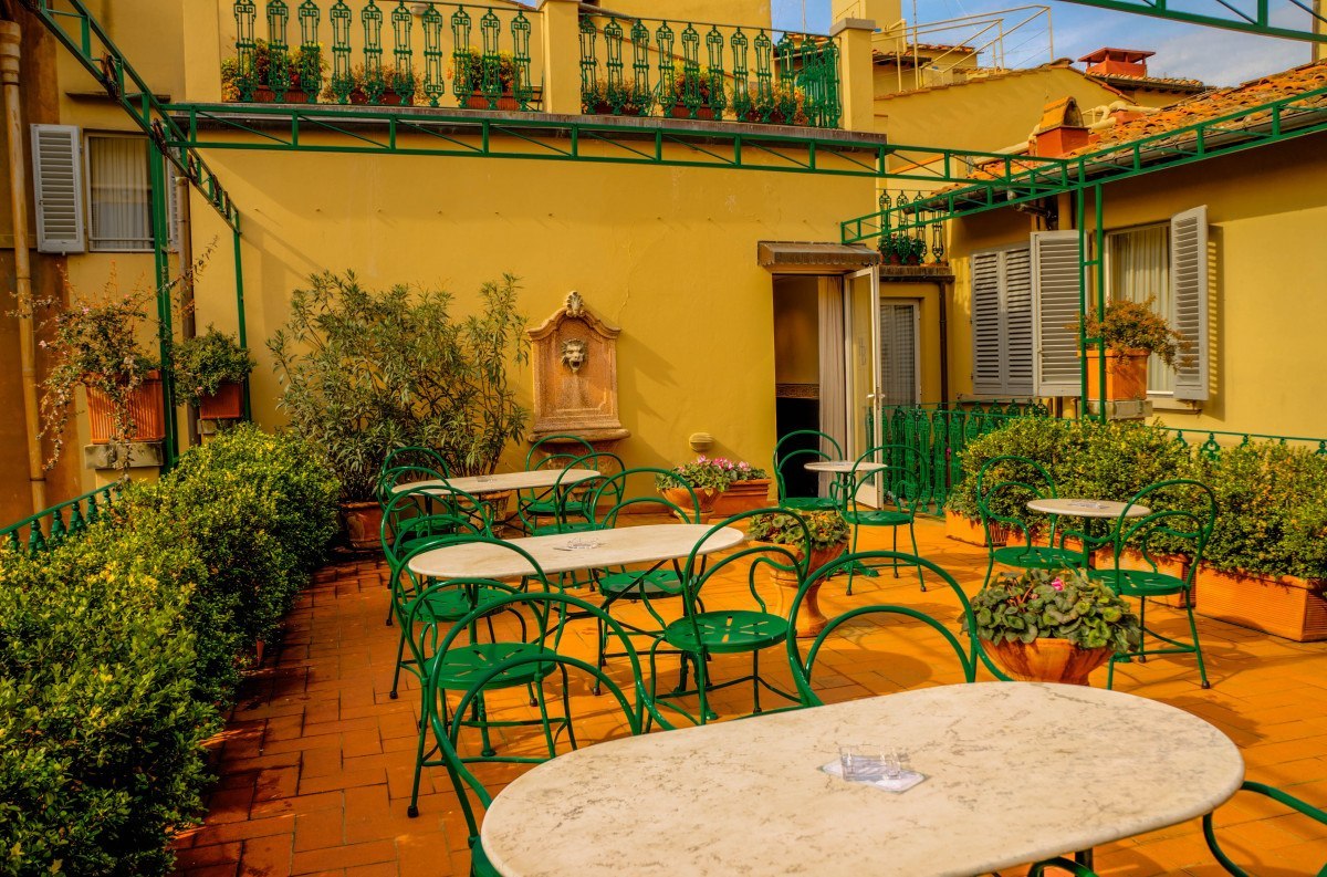 Terraza de restaurante con pavimento y mesas