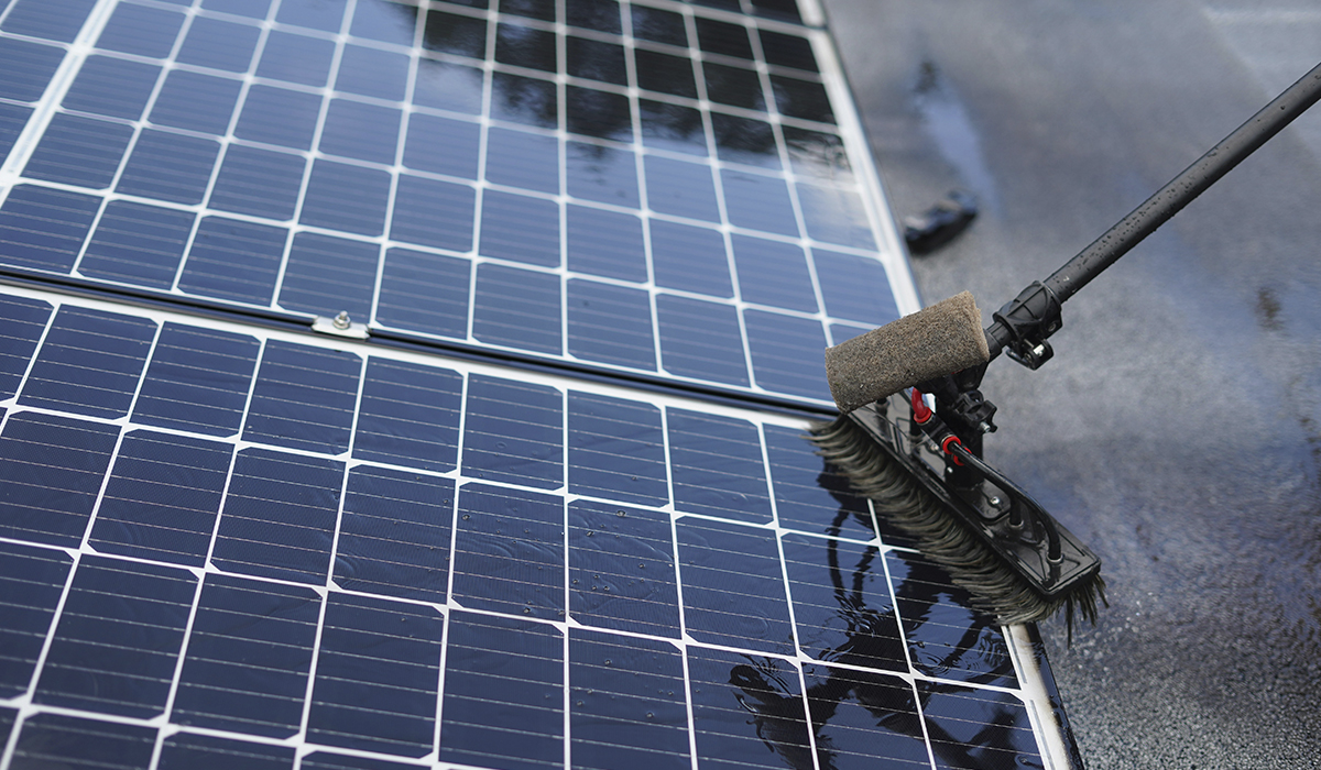 Limpieza de un panel solar con cepillo