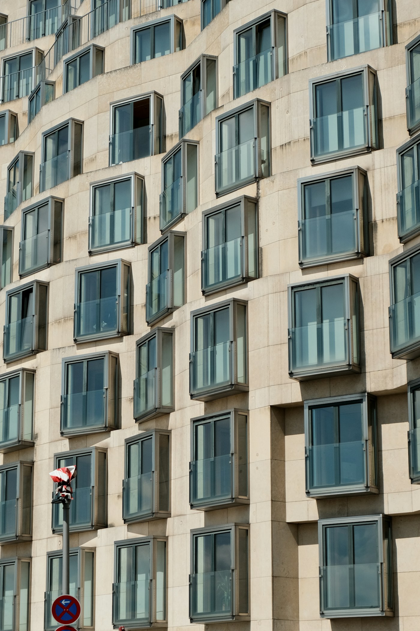 Fachada moderna con numerosas ventanas
