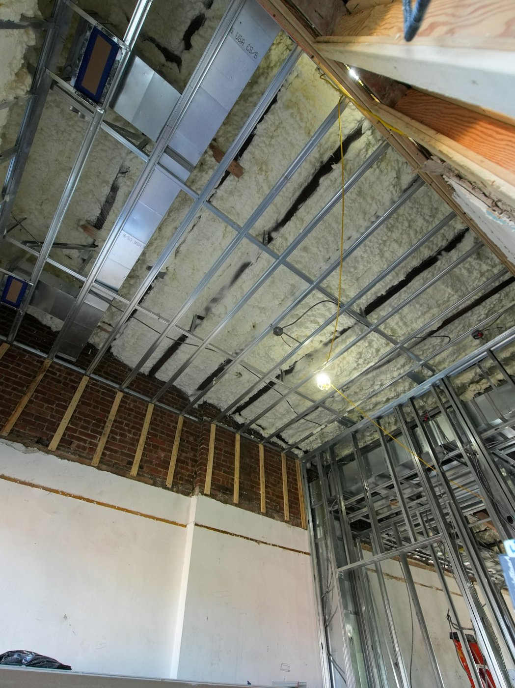 Estructura de techo expuesta durante una rehabilitación interior