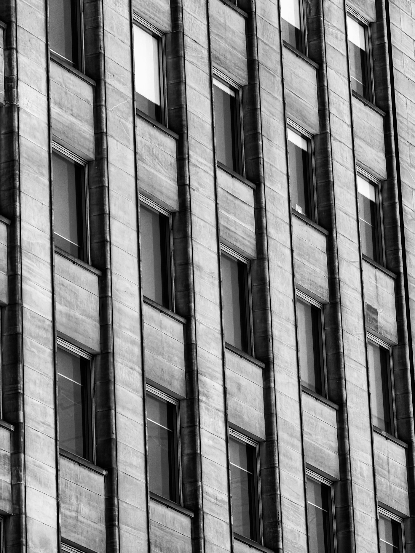 Detalle de ventanas y revestimiento de fachada