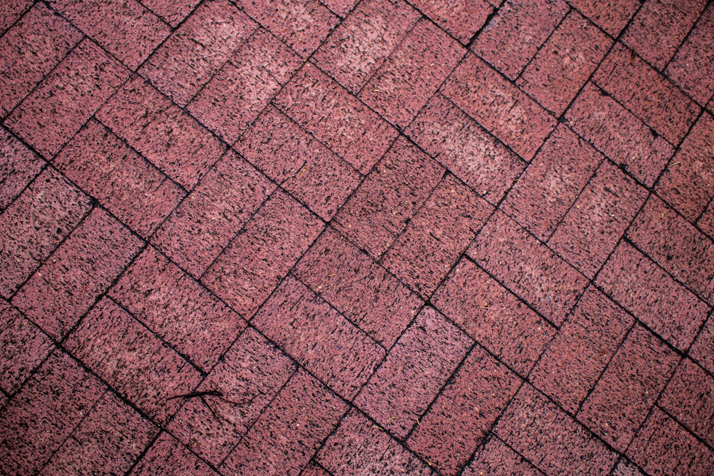 Terraza con pavimento de ladrillo rojo en patrón de espiga