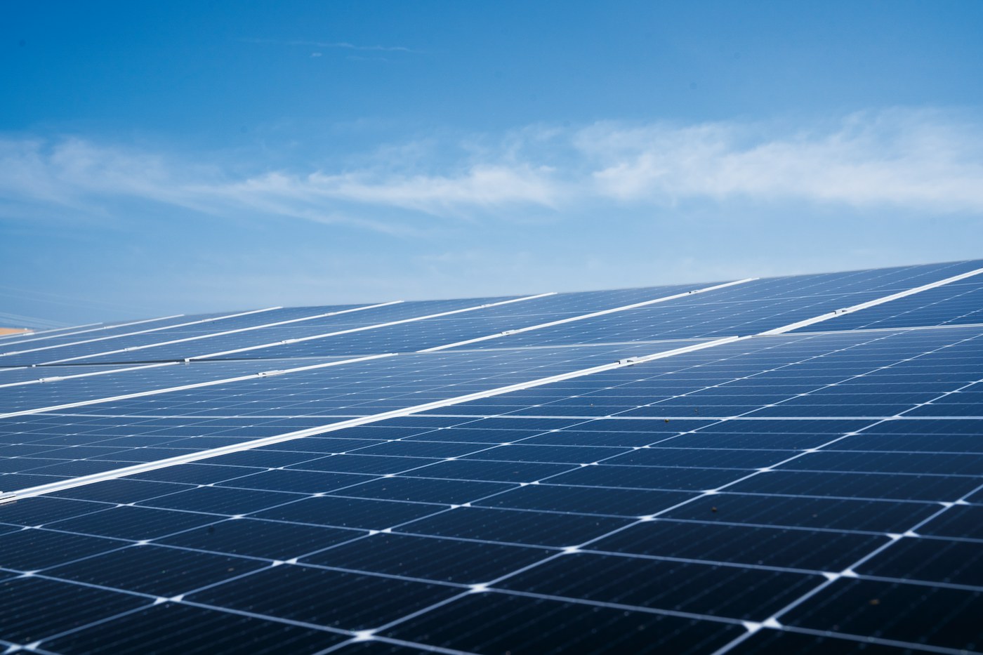 Paneles solares en una cubierta bajo cielo azul