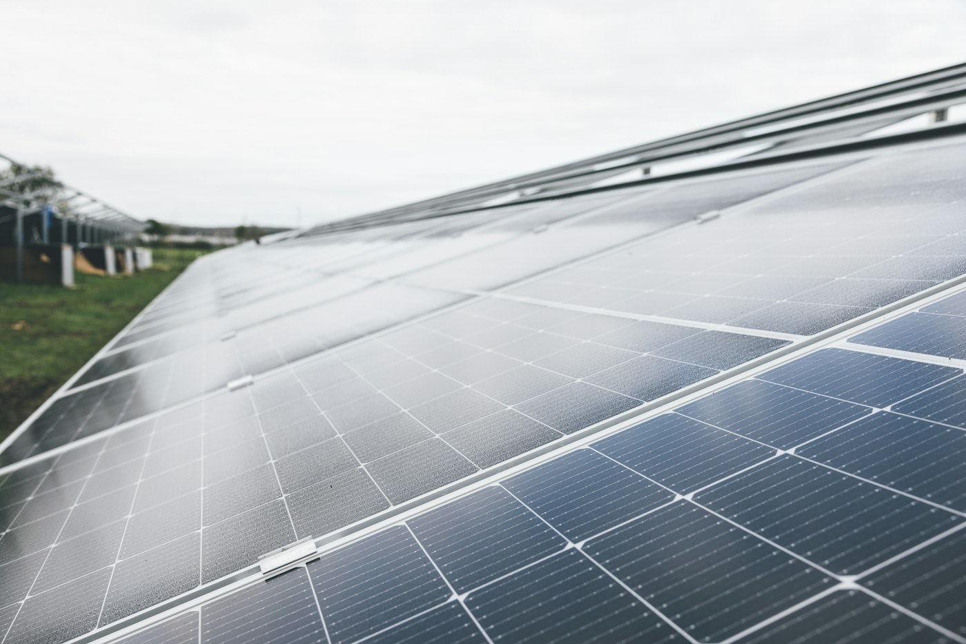 Detalle de un panel solar instalado en un tejado