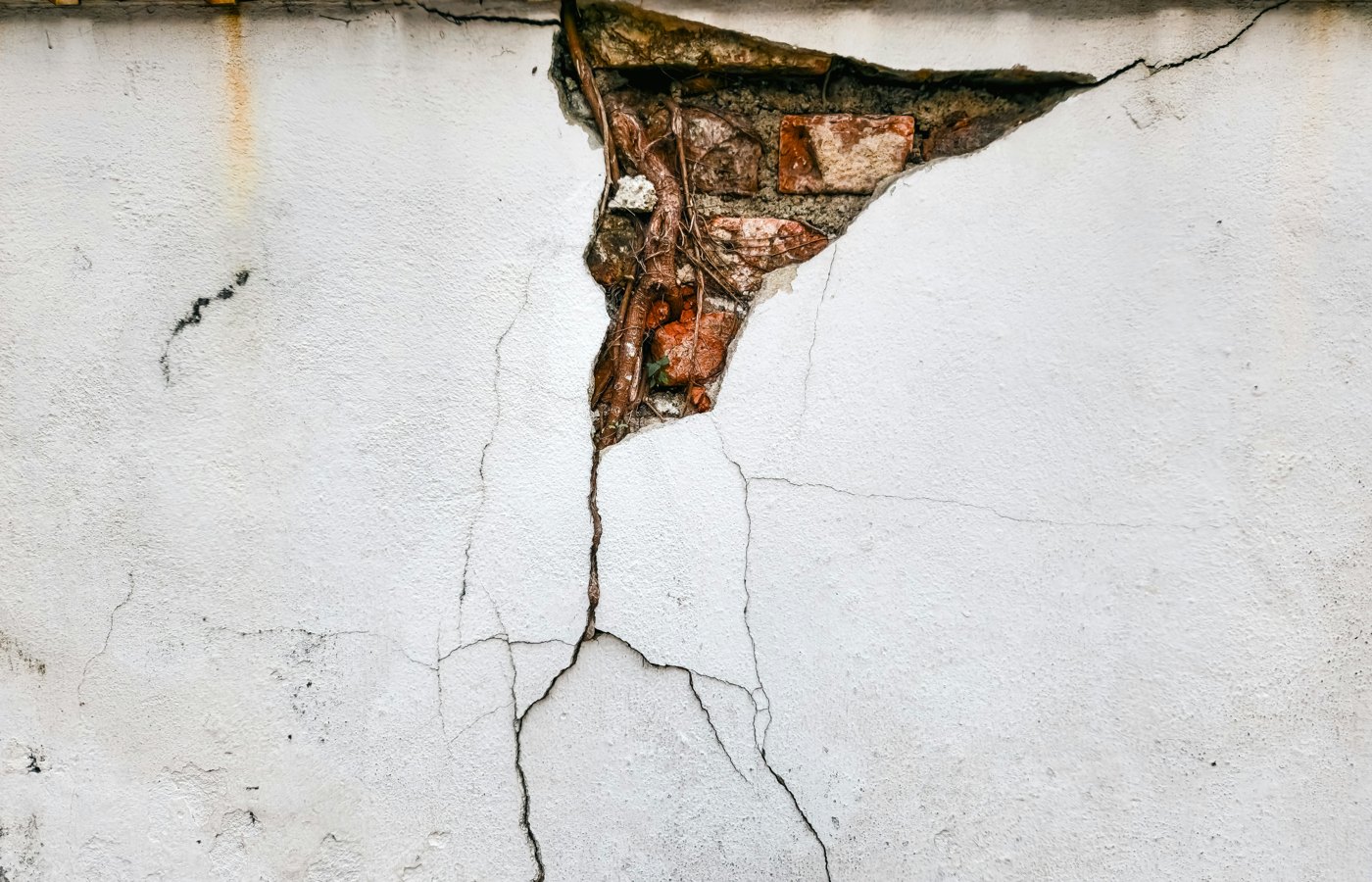 Fisuras y desprendimientos en un revestimiento de pared