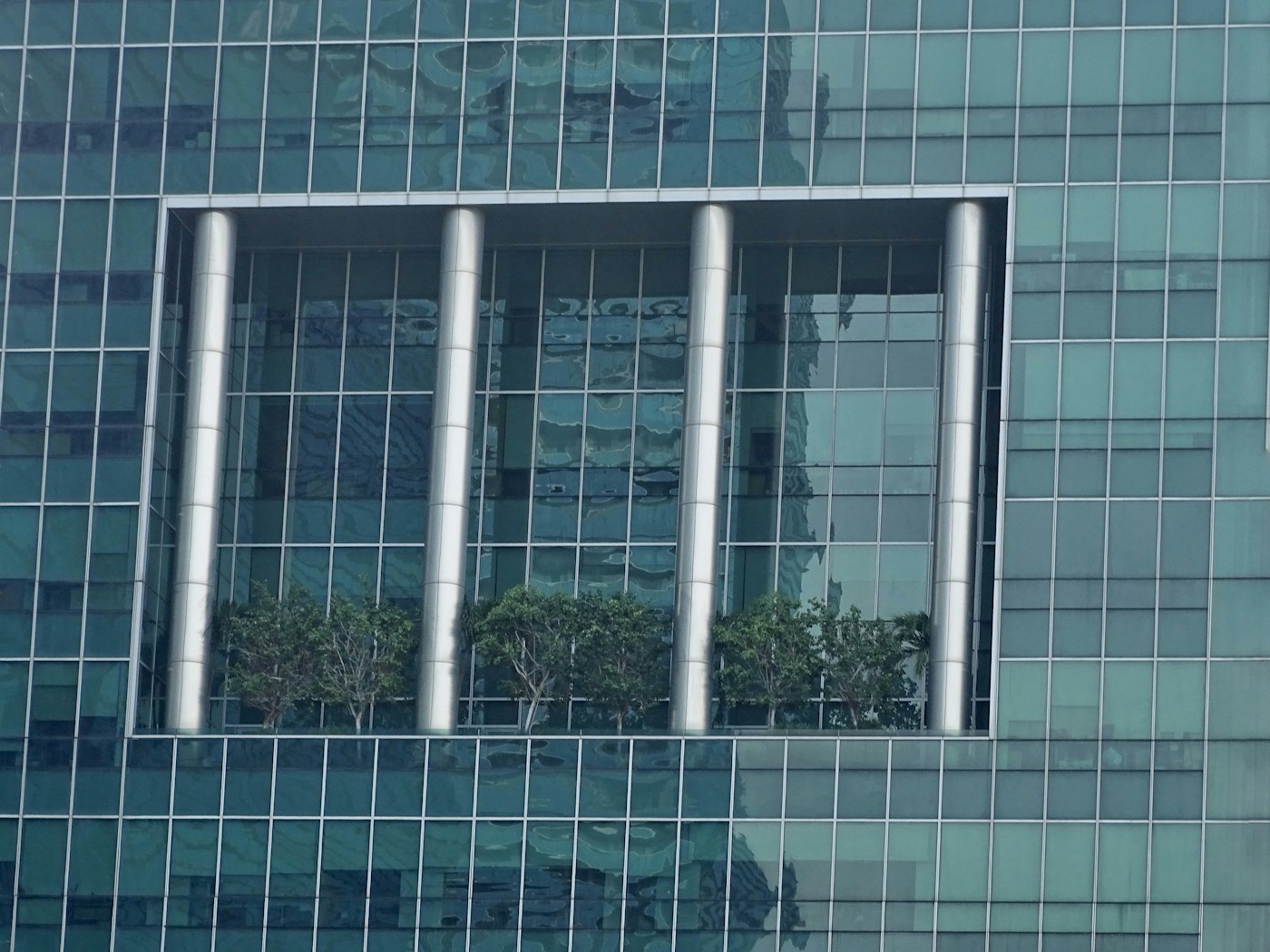 Fachada de edificio moderno con reflejos
