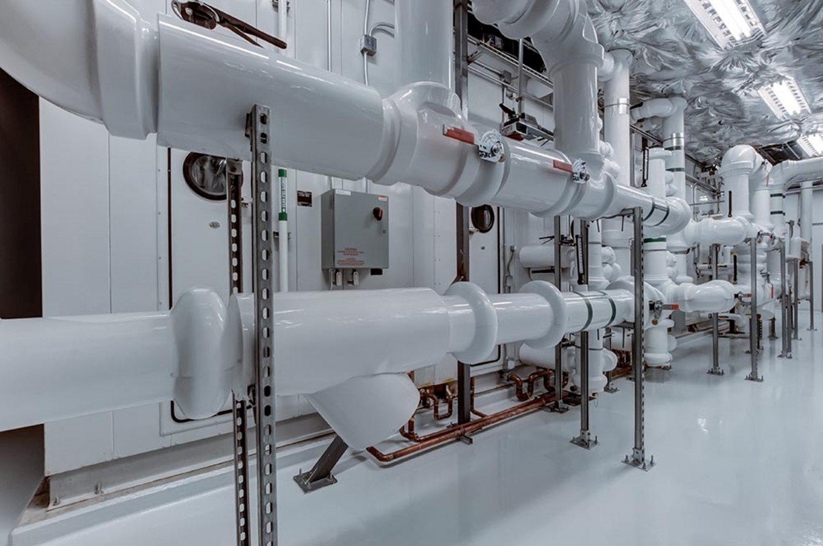 Red de tuberías y conexiones en una instalación interior