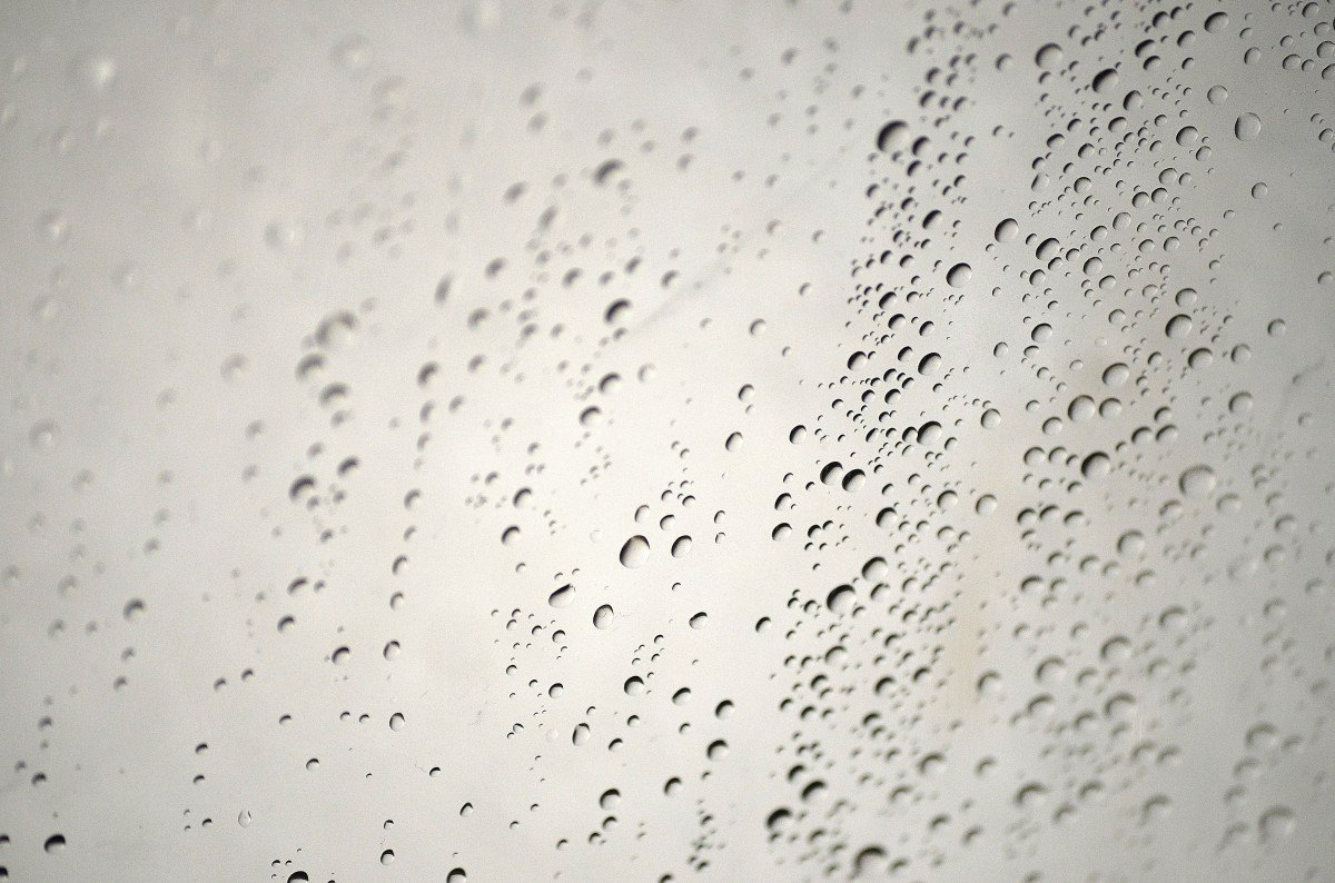Gotas de agua sobre una superficie translúcida