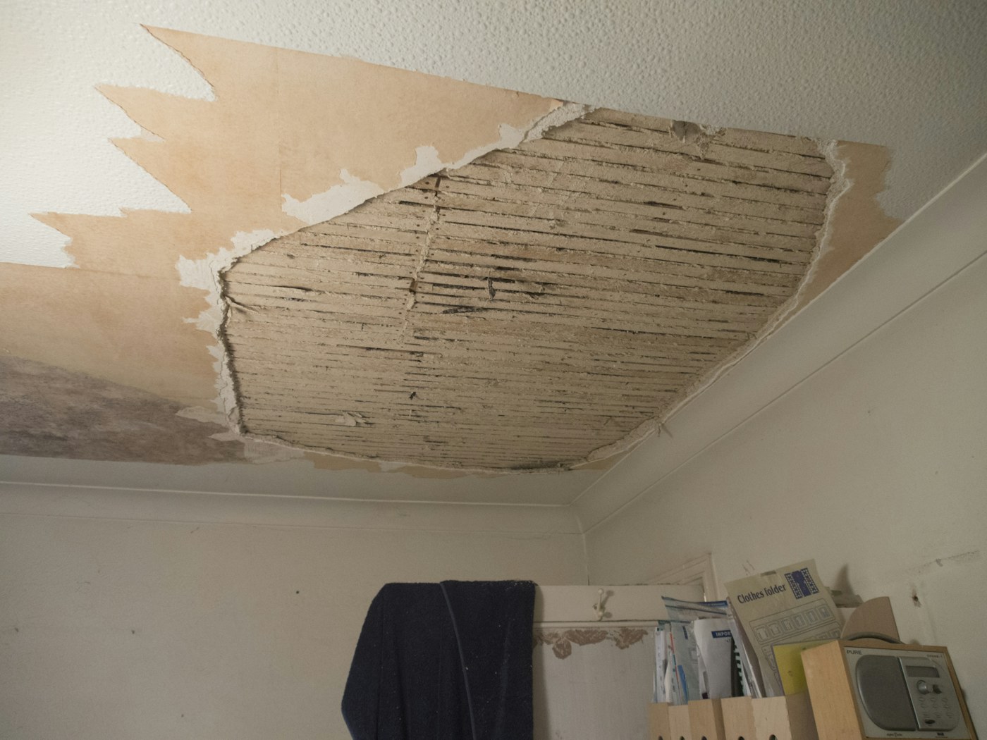 Techo deteriorado de una habitación en rehabilitación