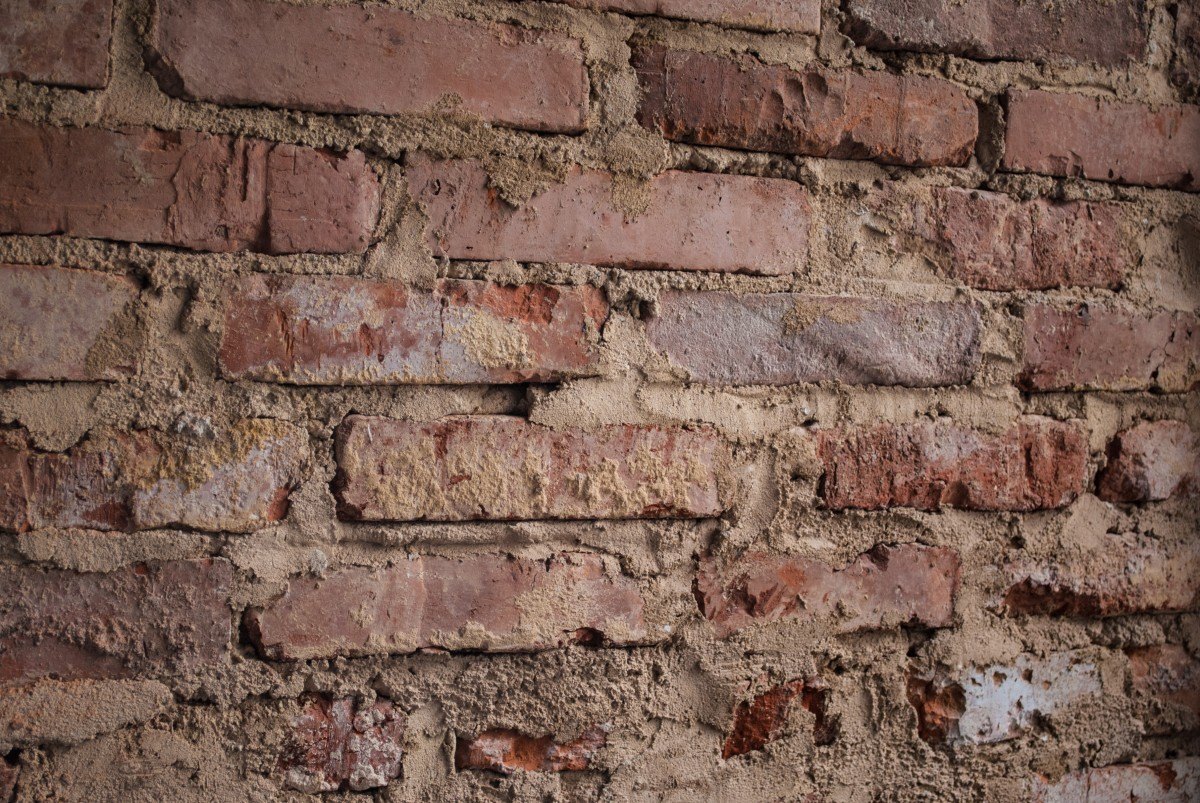 Muro de ladrillo con restos de revestimiento