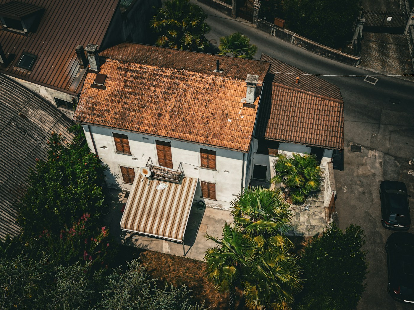 Vista aérea de una vivienda con tejado de tejas
