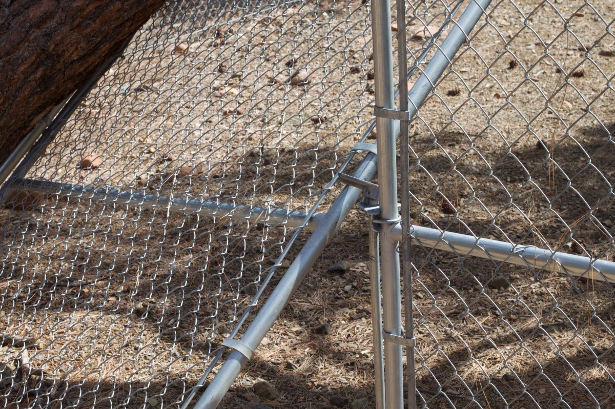 Cimentación de hormigón en construcción junto al terreno
