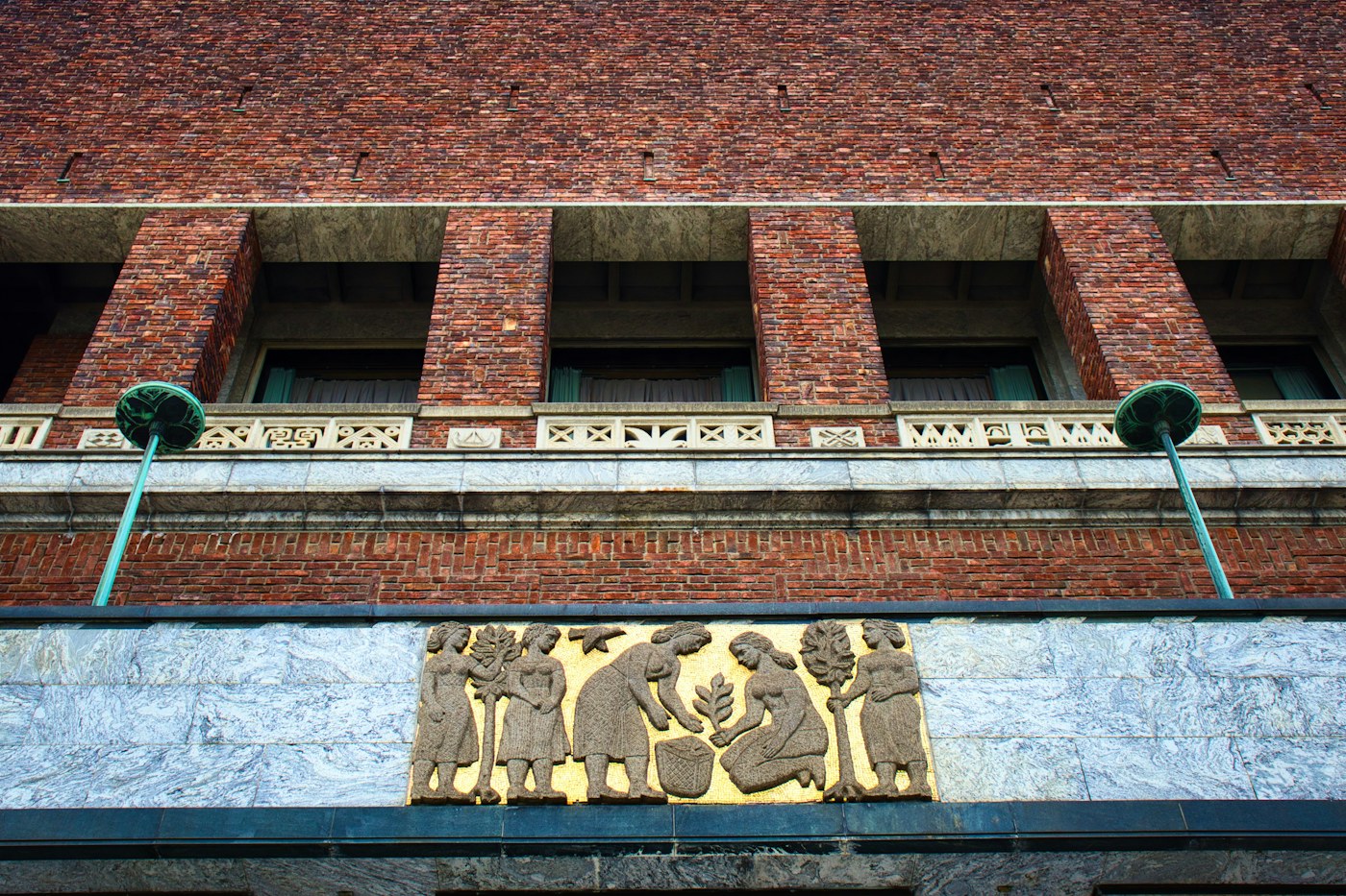 Fachada de edificio de ladrillo con detalles ornamentales y relieves