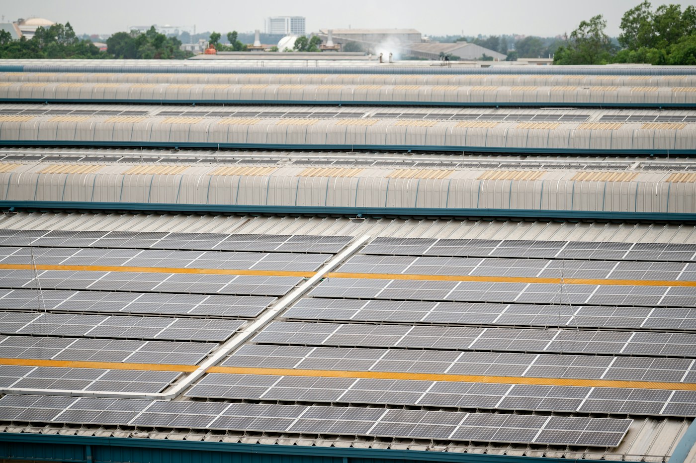 Vista aérea de cubierta industrial con paneles solares