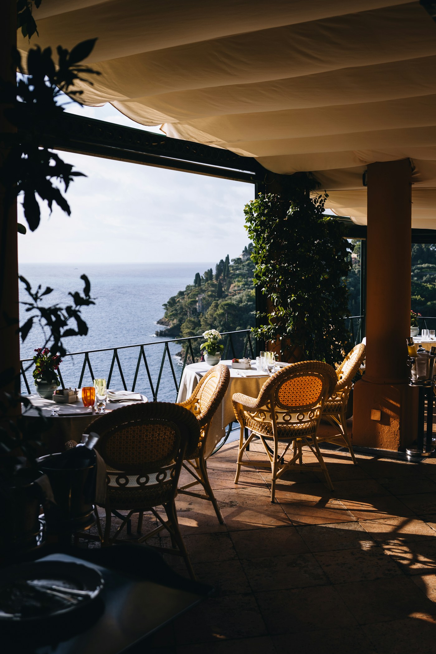 Terraza de restaurante con vistas al mar con mesas y sillas