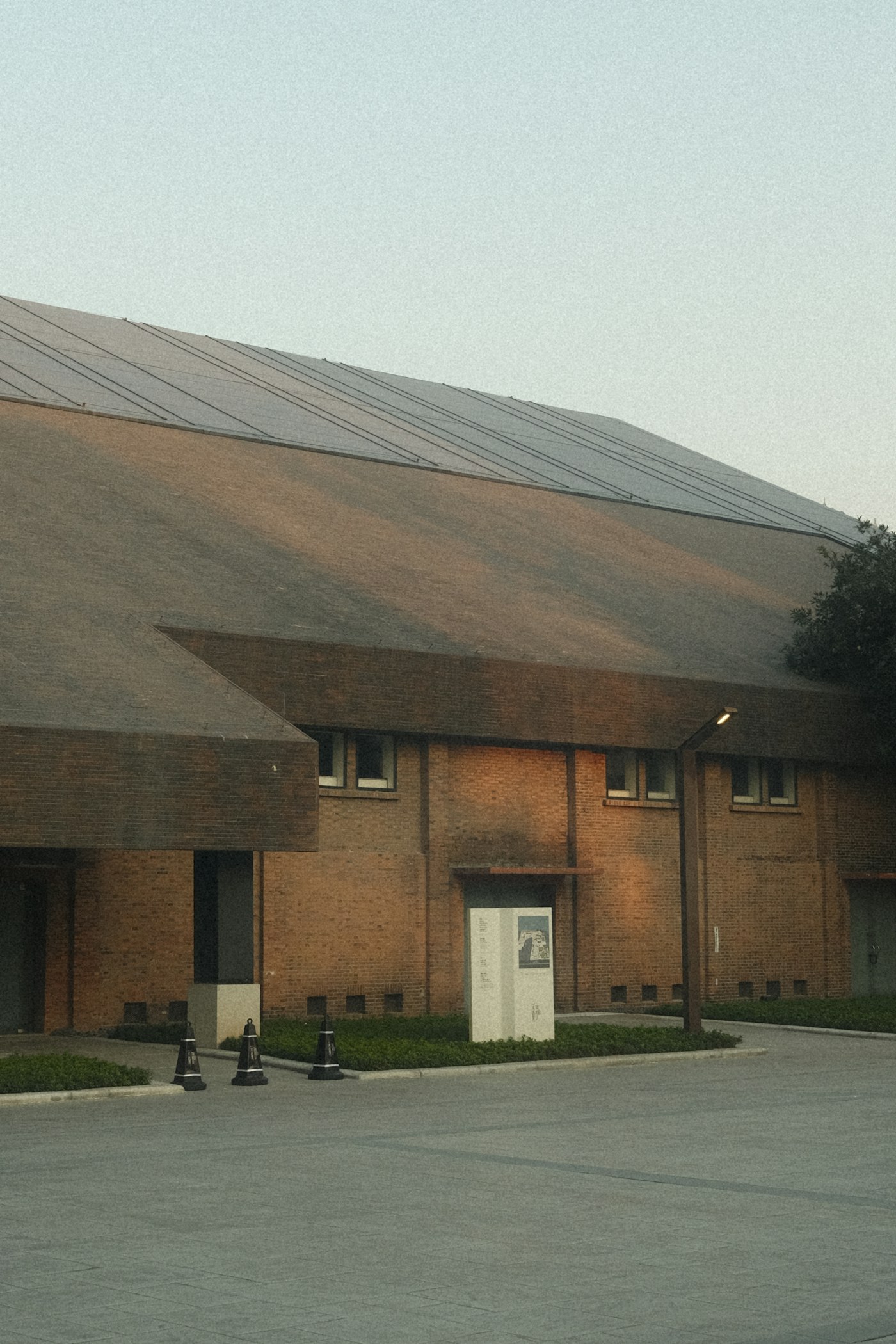 Paneles solares sobre la cubierta de un edificio