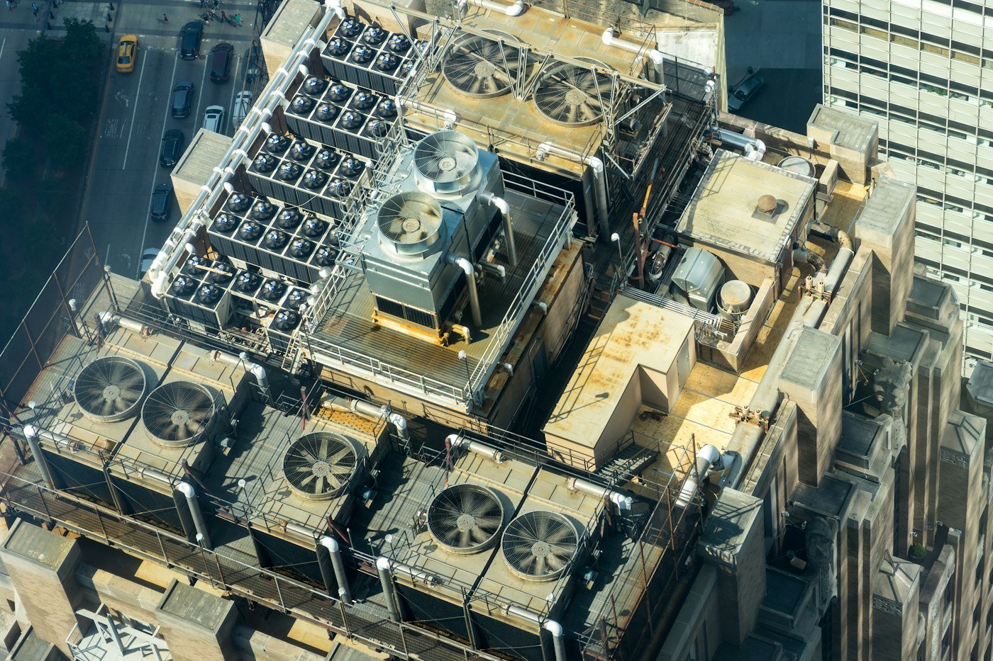 Vista aérea de una azotea con equipos de ventilación y superficies de cubierta